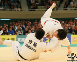 二回戦。一色勇輝がついに佐藤正大を捕まえる。片襟を差しての大外刈で「一本」