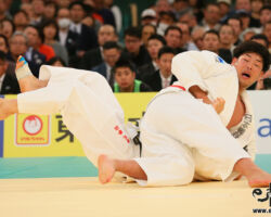 二回戦。故障を抱える郡司拳佑の「膝崩れ」を見逃さず、上田轄麻が隅落「一本」