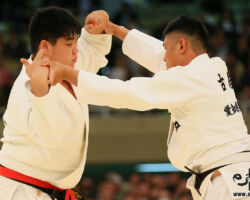 二回戦。小川雄勢の体格と圧力に対し、古居頌悟は両手を張って対抗
