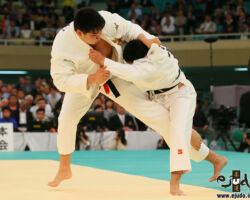二回戦。小川雄勢が丁寧な組み手と前進圧力で古居頌悟から3つの「指導」を奪う