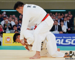 二回戦。春山友紀が袖先を両手で掴んでの左背負投で尾原琢仁を攻める