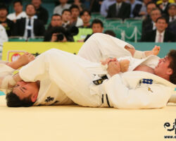 二回戦。七戸龍が佐藤和哉に腕挫十字固、しかし佐藤はここから頭を上げて逃れる。