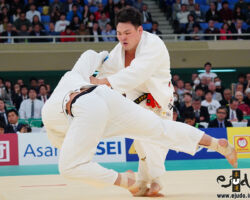 二回戦。佐藤和哉が出足払で七戸龍を腹ばいに崩す。直後七戸に「指導3」