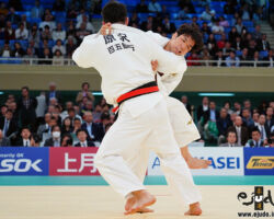 三回戦。前田宗哉が思い切った右大外刈も原沢久喜は揺るがず。