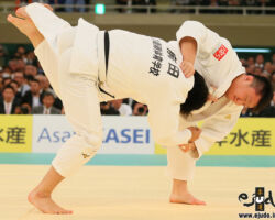 三回戦。「有効」リードの原沢久喜が遠心力を利しての右内股。前田宗哉吹っ飛んで「一本」