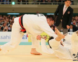 三回戦。「有効」リードの原沢久喜が遠心力を利しての右内股。前田宗哉吹っ飛んで「一本」