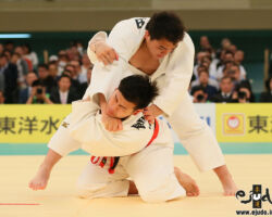 三回戦。飯田健太郎が右一本背負投、太田彪雅すかさず送襟絞を狙う。