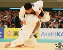 三回戦。太田彪雅が飯田健太郎を左背負投で大きく崩す