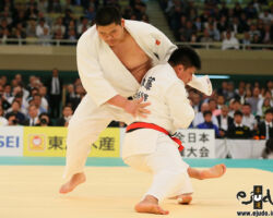 三回戦。加藤博剛が斉藤立から左小内巻込「有効」
