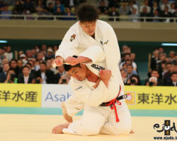 三回戦。GS延長戦で王子谷剛志が一色勇輝から左袖釣込腰「技有」