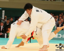 三回戦。延長戦で小川雄勢が払巻込を2度続ける。いずれも掛け潰れたが直後尾原琢仁に3つ目の「指導」