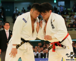 三回戦。熊代佑輔と佐藤和哉の組み手争いが続く。