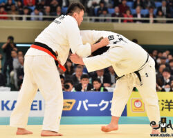 準々決勝。本戦で組み勝つのは一貫して原沢久喜、太田彪雅は組み手の対応にリソースを割かれる。