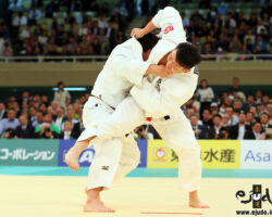 準々決勝。組み手で主導権を得た原沢久喜は思い切った右大外刈で太田彪雅を攻める。