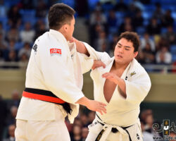 準々決勝。右相四つの原沢久喜を相手に太田彪雅が敢えて釣り手から組む。