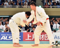 準々決勝。延長戦で太田彪雅が原沢久喜の右袖を引き手で絞ることに成功。直後に試合を決める左袖釣込腰が生まれる。