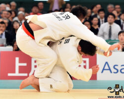 準々決勝。延長戦で太田彪雅が左袖釣込腰。