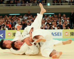 準々決勝。片手の左袖釣込腰を放った太田彪雅は、原沢久喜の右腕を拾って右一本背負投に繋ぎ「技有」。