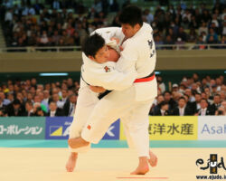 準々決勝。加藤博剛が影浦心の右腕を挟み込んで反時計回りの支釣込足。