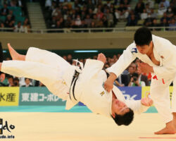 準々決勝。加藤博剛が影浦心から支釣込足「一本」。間に合わないと見た影浦が自ら飛んでの回避を試みたため、魔術のような絵が出来上がった。