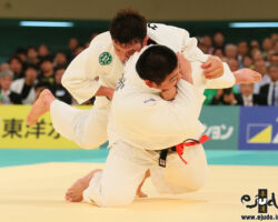 準々決勝。王子谷剛志は珍しい左一本背負投に「一本大外」も見せる。