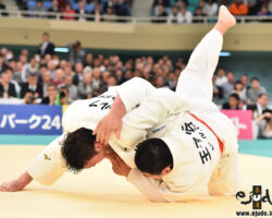 準々決勝。ウルフアロンが肩ごしに後帯を掴み、王子谷剛志から内股「一本」