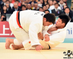 準決勝、加藤博剛の巴投を避けた際に太田彪雅は膝を負傷。