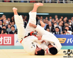 準決勝、加藤博剛が膝の負傷で動けぬ太田彪雅に容赦なく巴投。浮技様に右脚で相手を固定し、見事決め切って「一本」