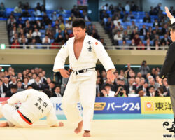 準決勝、見事一本勝ちを決めた加藤博剛。膝を痛めた太田彪雅はしばし立てず。