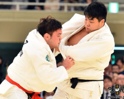準決勝。ウルフアロンは体格差をものともせず、強気に小川雄勢の奥襟を叩く。