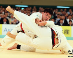 準決勝、ウルフアロンが小外掛。小川雄勢辛くも尻餅で回避。