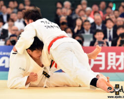 準決勝、ウルフアロンが小外掛。小川雄勢辛くも尻餅で回避。