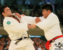 ウルフアロンと加藤博剛による決勝。本戦4分間は息詰まる組み手争いが続く