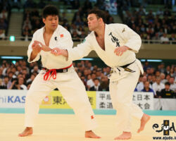 ウルフアロンと加藤博剛による決勝。本戦4分間は息詰まる組み手争いが続く
