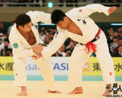 ウルフアロンと加藤博剛による決勝。本戦4分間は息詰まる組み手争いが続く