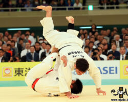 決勝、GS延長戦に入るなり加藤博剛がこの試合初めて得意の巴投を見せる。