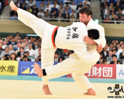 決勝。ウルフアロンが加藤博剛から支釣込足「技有」
