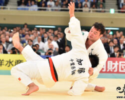 決勝。ウルフアロンが加藤博剛から支釣込足「技有」