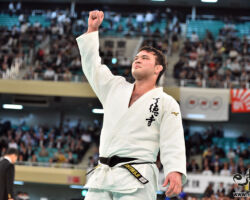 優勝を決めたウルフアロン。礼を終え、観客席に拳を突き上げる。