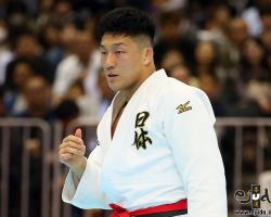 <strong>藤原崇太郎<br>
FUJIWARA Sotaro</strong><br>
21歳 1998/4/27<br>
WR:7位<br>
組み手:左組み<br>
得意技:左支釣込足、左背負投<br>
使用技:肩車、裏投、帯取返、左体落、左内股、左大外刈、左小外刈、右浮腰<br>
<i class="fas fa-external-link-alt"></i> <u>続きを読む</u> 藤原崇太郎 FUJIWARA Sotaro