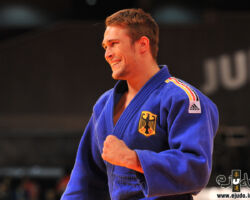 <strong>アレクサンダー・ヴィーチェルツァク<br>
WIECZERZAK Alexander</strong><br>
28歳 1991/3/22<br>
WR:16位<br>
組み手:左組み<br>
得意技:寝技、左一本背負投、左小内巻込<br>
使用技:左背負投、左大外刈、左小内刈、巴投、引込返<br>
寝技得意技術:腕挫十字固、ボーアンドアローチョーク<br>
<i class="fas fa-external-link-alt"></i> <u>続きを読む</u> アレクサンダー・ヴィーチェルツァク WIECZERZAK Alexander