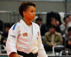 <strong>アモンディーヌ・ブシャー (FRA)<br>
BUCHARD Amandine</strong><br>
24歳 1995/7/12<br>
WR:1位<br>
組み手:右組み<br>
得意技:肩車、横落、寝技<br>
使用技:右小内巻込、右小外掛、右大外刈、左袖釣込腰、右背負投、右一本背負投<br>
寝技得意技術:横返し、ネクタイチョーク<br>
<i class="fas fa-external-link-alt"></i> <u>続きを読む</u> アモンディーヌ・ブシャー BUCHARD Amandine (FRA)