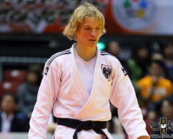 <strong>ザブリナ・フィルツモザー<br>
FILZMOSER Sabrina</strong><br>
39歳 1980/6/12<br>
WR:24位 <br>
組み手:右組み<br>
得意技:裏投、浮落、隅落、寝技<br>
使用技:右小外掛、右大内刈、右大外刈、右内股、隅返<br>
寝技得意技術:引込返(腕緘返し)、加藤返し<br>
<i class="fas fa-external-link-alt"></i> <u>続きを読む</u> ザブリナ・フィルツモザー FILZMOSER Sabrina