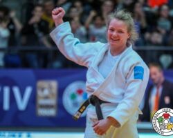 <strong>サンネ・ファンダイク<br>
VAN DIJKE Sanne</strong><br>
25歳 1995/7/21<br>
WR:9位<br>
組み手:右組み<br>
得意技:右釣込腰、右払腰、右内股<br>
使用技:右小外掛、谷落、右袖釣込腰<br>
<i class="fas fa-external-link-alt"></i> <u>続きを読む</u> サンネ・ファンダイク VAN DIJKE Sanne