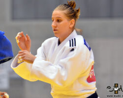 <strong>アナマリ・ヴェレンセク<br>
VELENSEK Anamari</strong><br>
28歳 1991/5/15<br>
WR:14位<br>
組み手:右組み<br>
得意技:右内股、左横掛、隅返<br>
使用技:右払腰、右払巻込、右大内刈、右大外刈<br>
寝技得意技術:腕挫十字固、片手絞、送襟絞<br>
<i class="fas fa-external-link-alt"></i> <u>続きを読む</u> アナマリ・ヴェレンセク VELENSEK Anamari