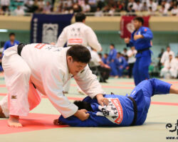3回戦、東海大の大将清水拓実が順天堂大の岡安智弘を振り回し浮落「技有」 3回戦、東海大の大将清水拓実が順天堂大の岡安智弘を振り回し浮落「技有」