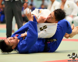 1回戦、日本体育大の副将原田健士が東日本国際大・井上大和から逆転の背負投「一本」