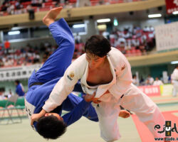 2回戦、日本体育大の先鋒古賀颯人が大阪体育大・日和潤哉から内股「一本」