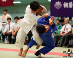 2回戦、日本体育大の五将百々雄弥が大阪体育大・林海斗から大外刈でまず「技有」