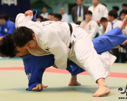 2回戦、日本体育大の中堅オドバートルハンガルが大阪体育大・徳本千大から大外刈「一本」